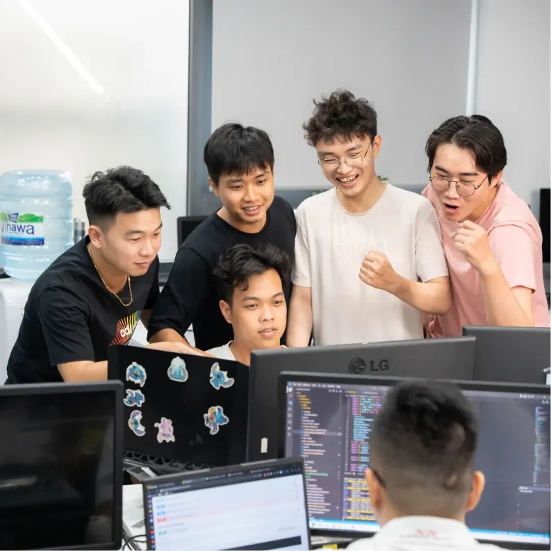 Đội lập trình MONA cùng xem màn hình
