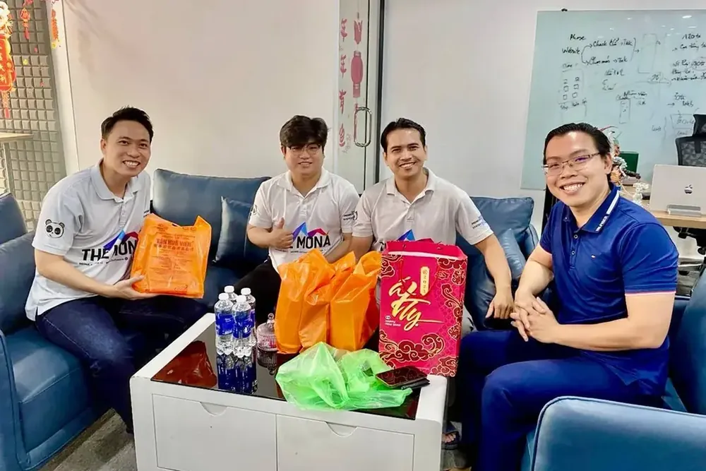 MONA tiếp khách tại văn phòng