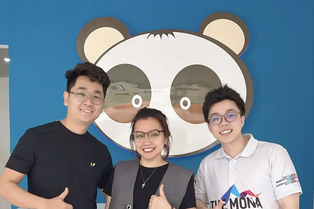 Người MONA cùng khách hàng