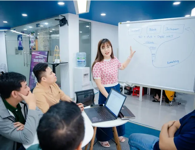 MONA họp cùng khách bên bảng trắng