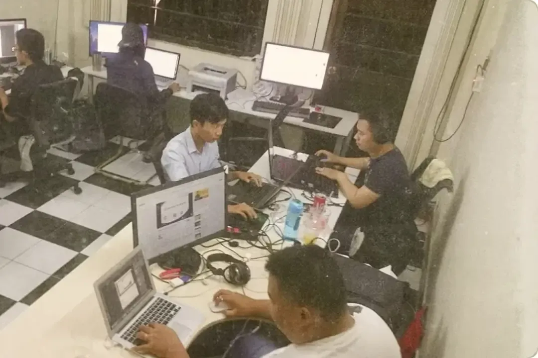Văn phòng MONA năm 2016: vài bàn máy trên sàn gạch caro